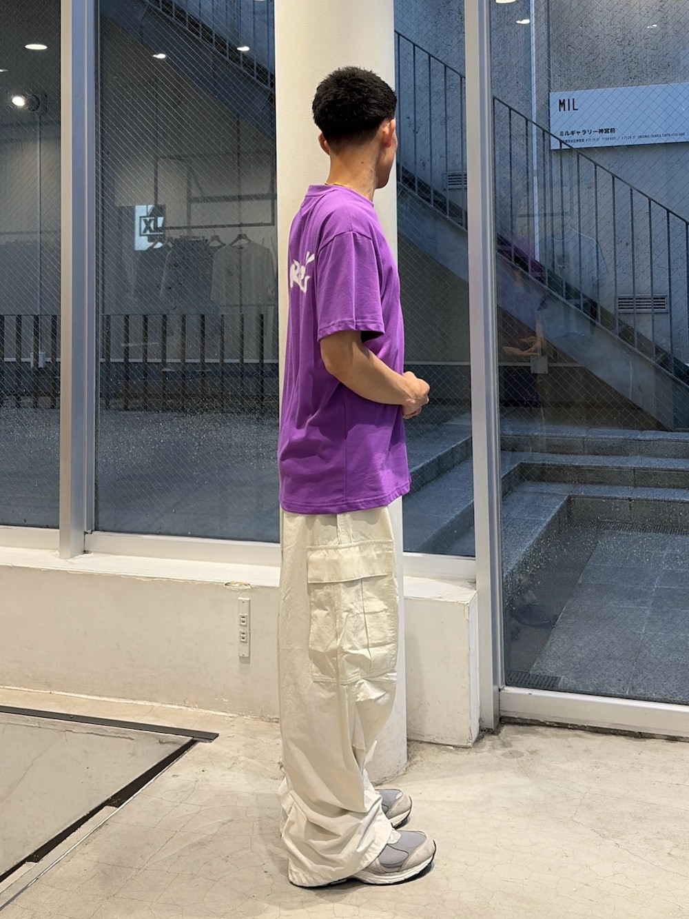 ホワイト系のTシャツ/カットソー、ホワイト系のカーゴパンツを着用したメンズの夏コーディネートの4枚目の写真