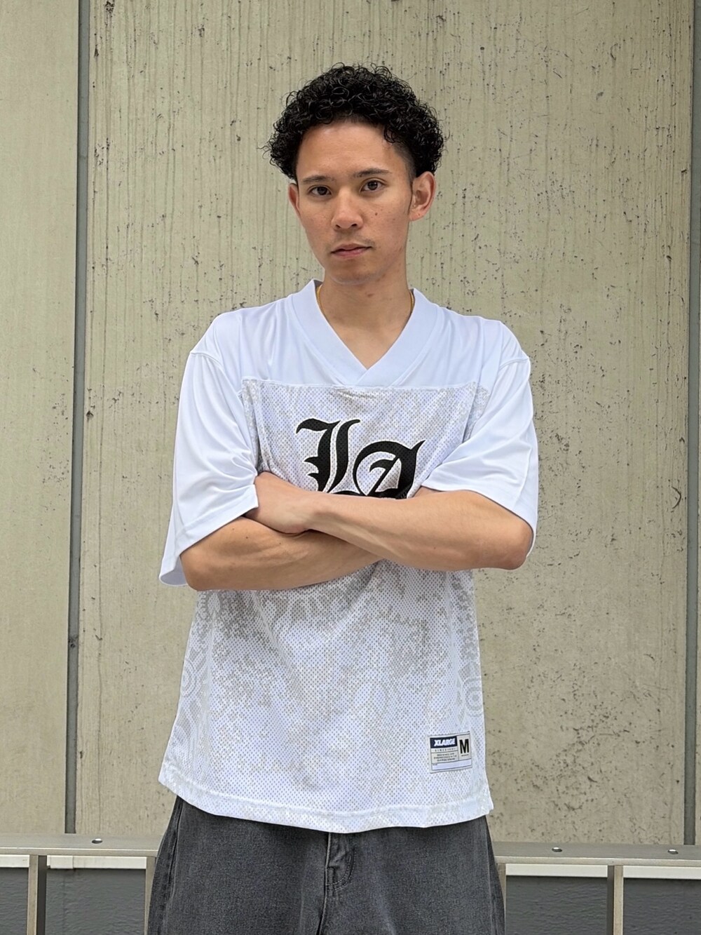ホワイト系のTシャツ/カットソー、ブラック系のデニムパンツを着用したメンズの夏コーディネートの5枚目の写真