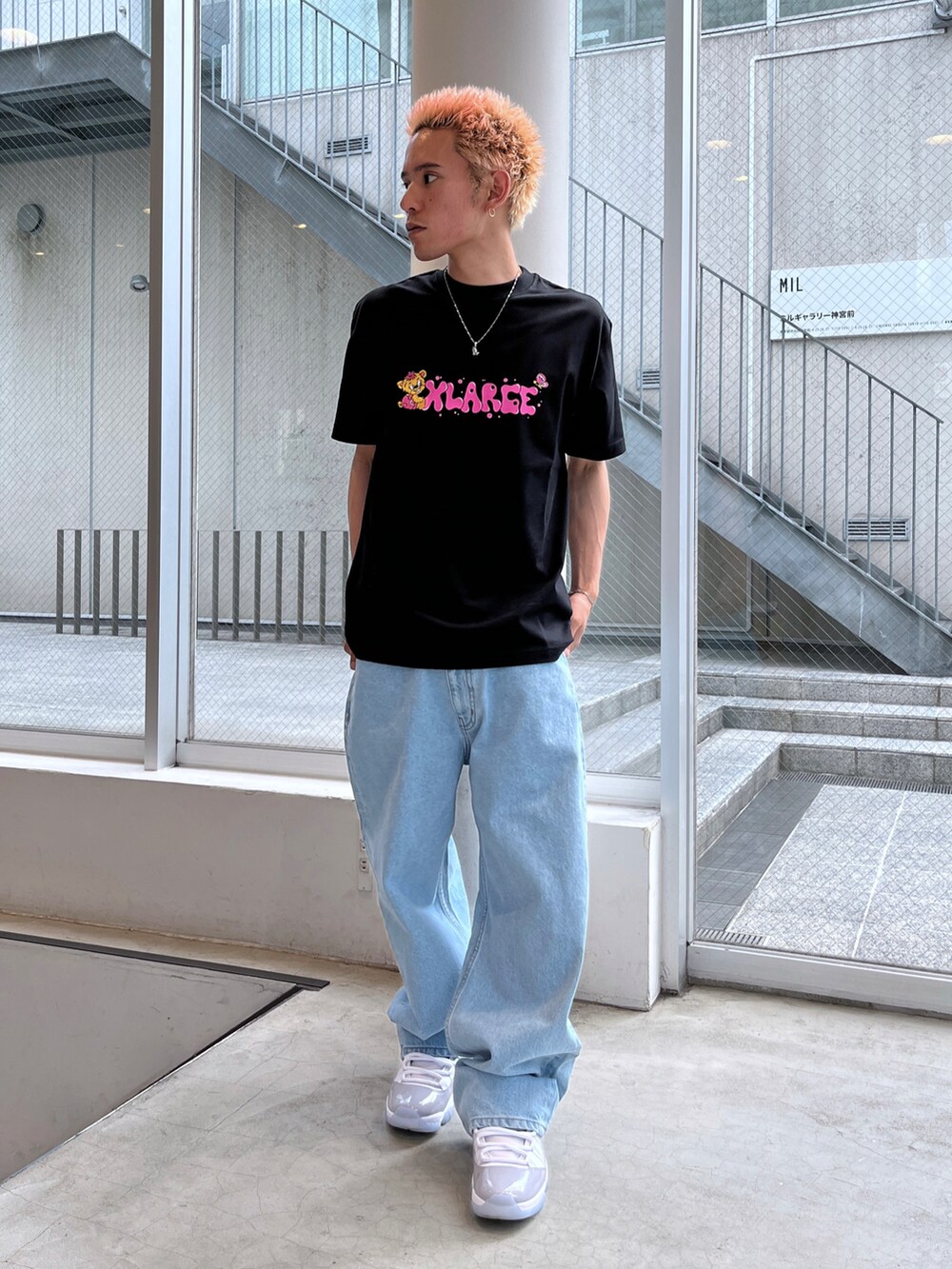 ブラック系のTシャツ/カットソー、ホワイト系のデニムパンツを着用したメンズの夏コーディネートの2枚目の写真