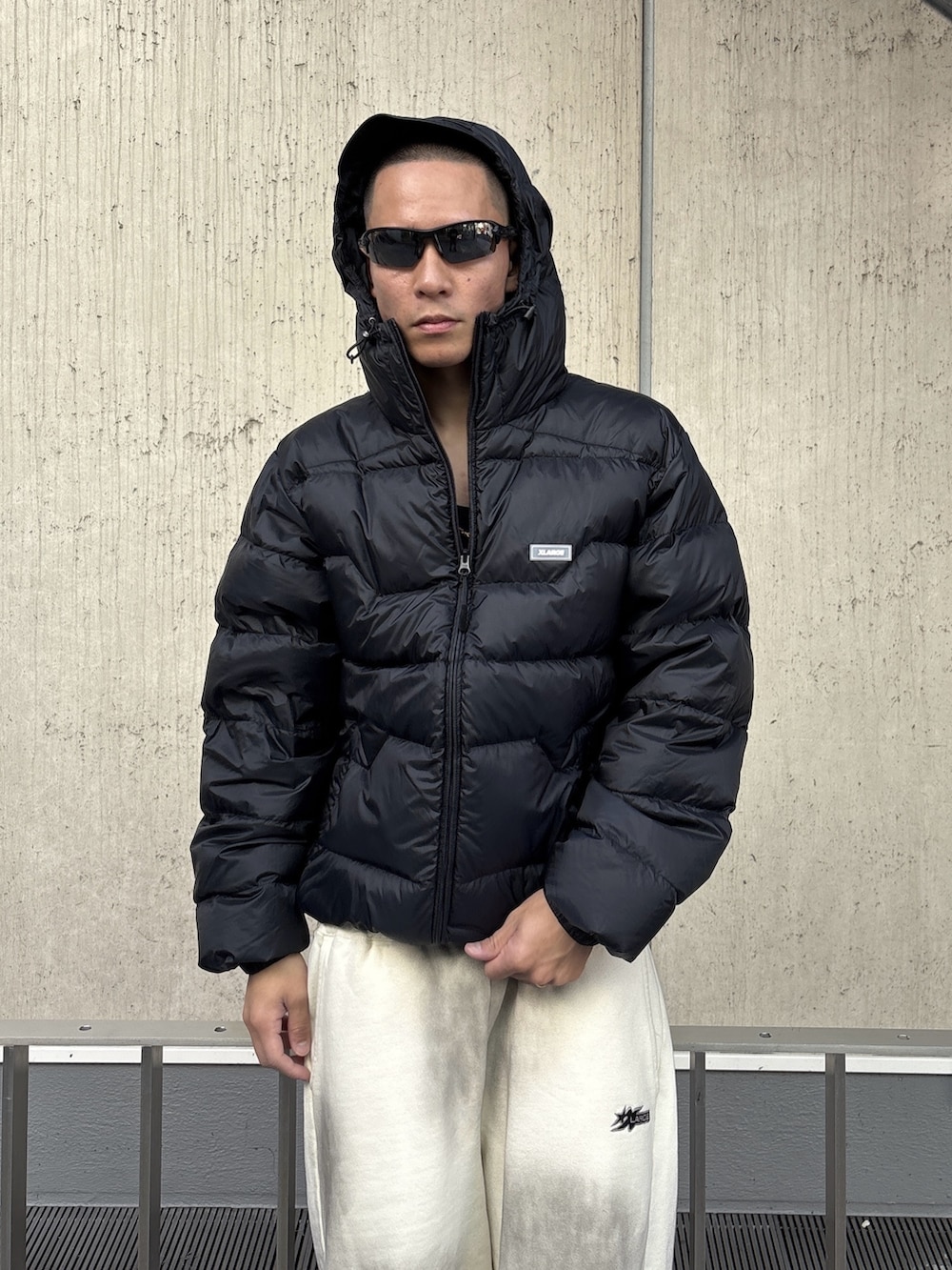 ブラウン系のダウンジャケット/コート、ホワイト系のスウェットパンツを着用したメンズの秋コーディネートの7枚目の写真