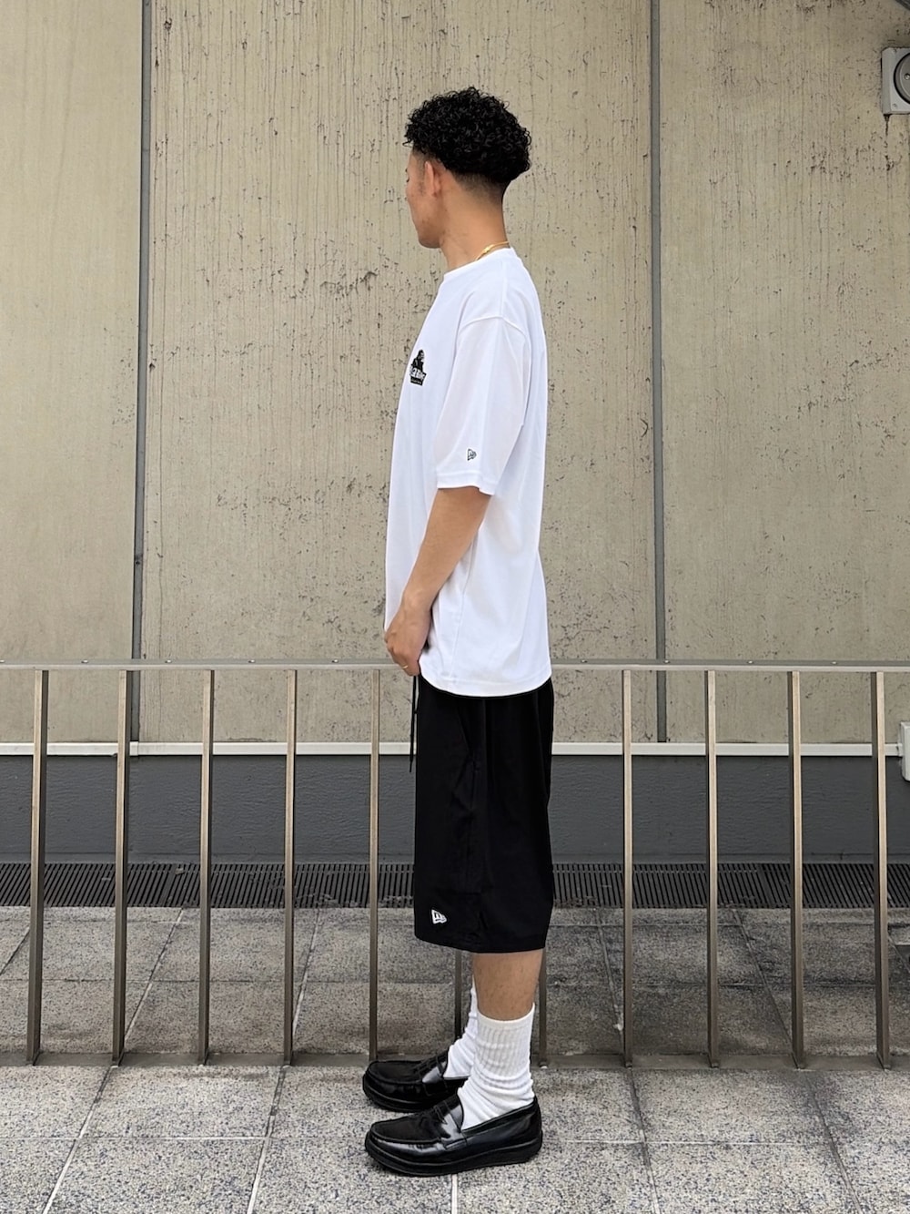 ブラック系のTシャツ/カットソー、ブラック系のその他パンツを着用したメンズの夏コーディネートの3枚目の写真