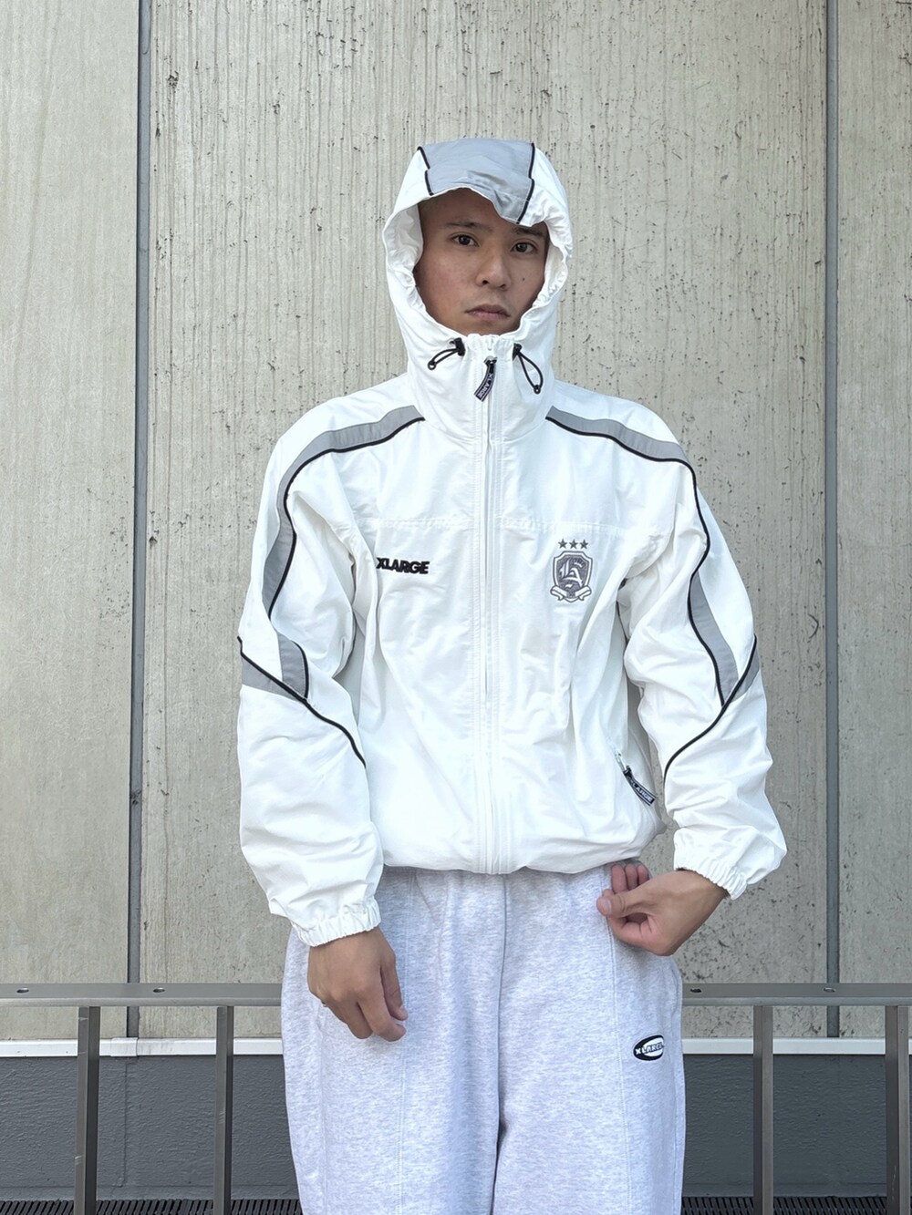 ブラック系のその他パンツ、ホワイト系のナイロンジャケットを着用したメンズの秋コーディネートの6枚目の写真