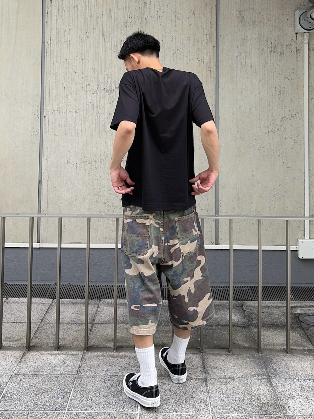 その他のその他パンツ、ブラック系のTシャツ/カットソーを着用したメンズの夏コーディネートの4枚目の写真