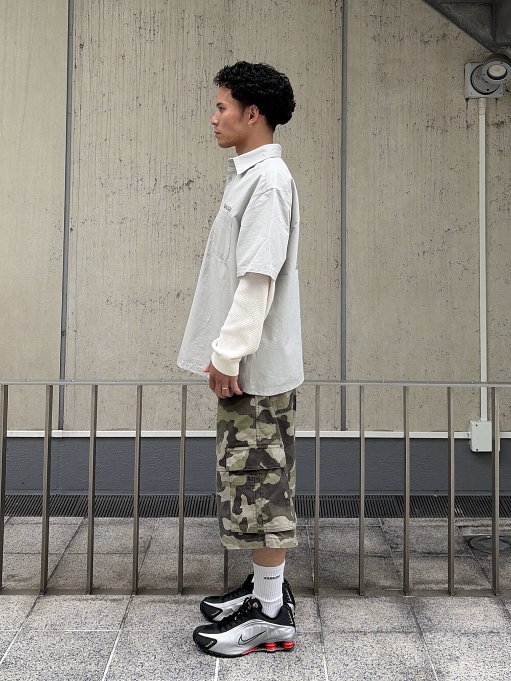その他のカーゴパンツ、グレー系のシャツ/ブラウス、ホワイト系のTシャツ/カットソーを着用したメンズの春コーディネートの2枚目の写真