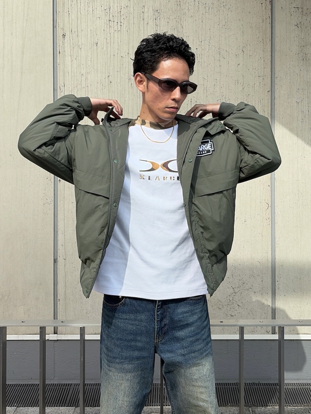 ホワイト系のTシャツ/カットソー、その他のブルゾン、ブルー系のデニムパンツを着用したメンズの秋コーディネートの6枚目の写真