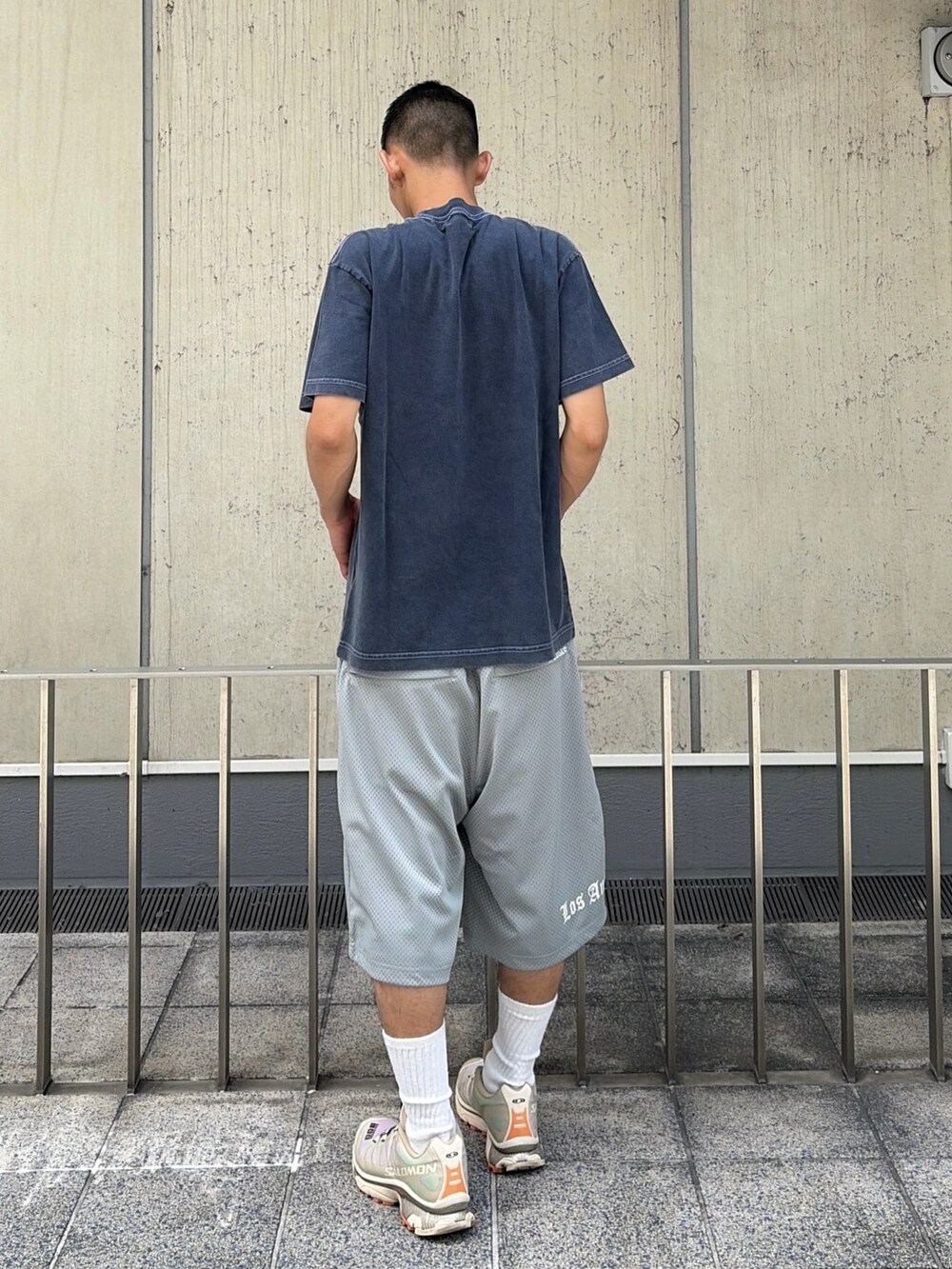 ブルー系のTシャツ/カットソー、ブラック系のその他パンツを着用したメンズの夏コーディネートの4枚目の写真