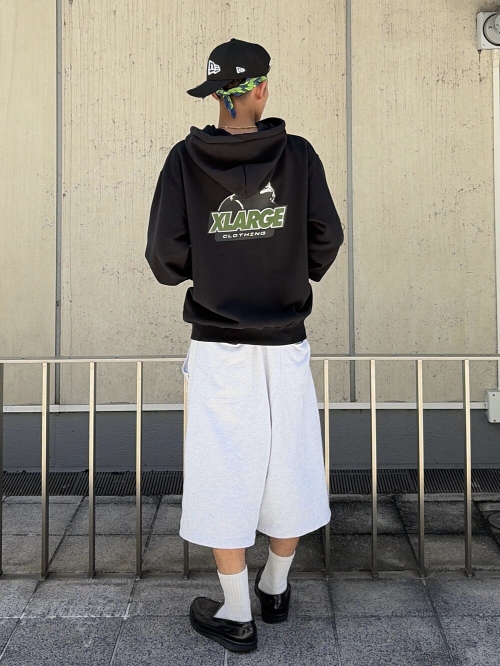 グレー系のパーカー、グレー系のスウェットパンツ、その他のキャップを着用したメンズの夏コーディネートの4枚目の写真