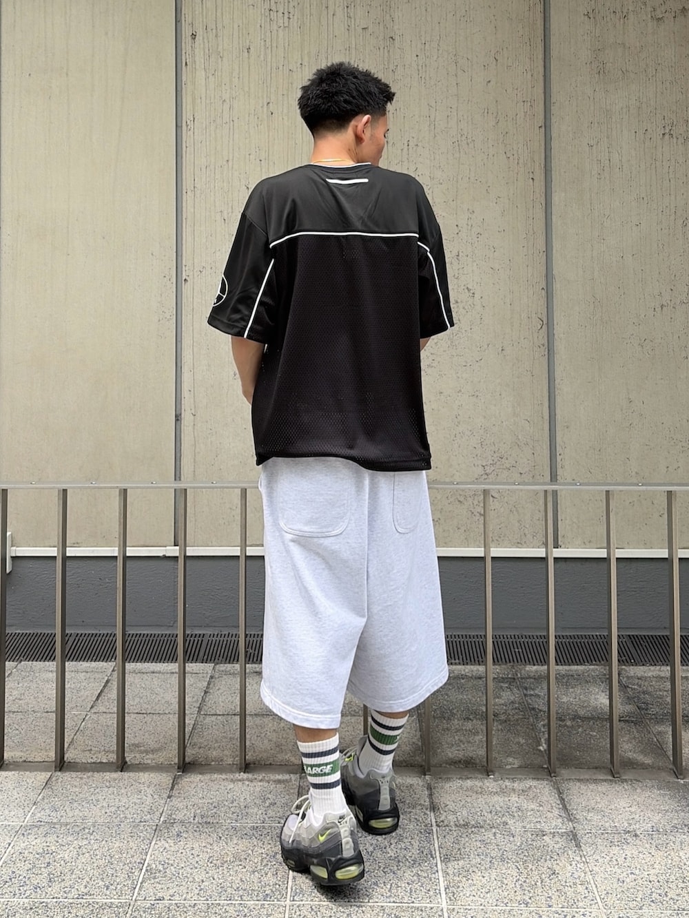 ホワイト系のTシャツ/カットソー、グレー系のスウェットパンツを着用したメンズの夏コーディネートの4枚目の写真