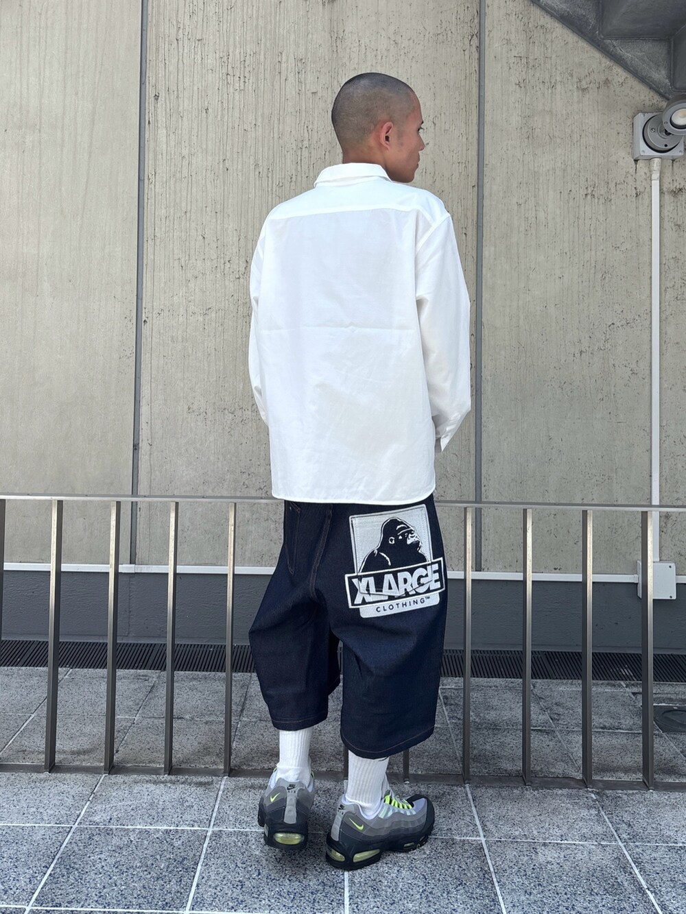 ホワイト系のシャツ/ブラウス、ブルー系のデニムパンツを着用したメンズの秋コーディネートの4枚目の写真