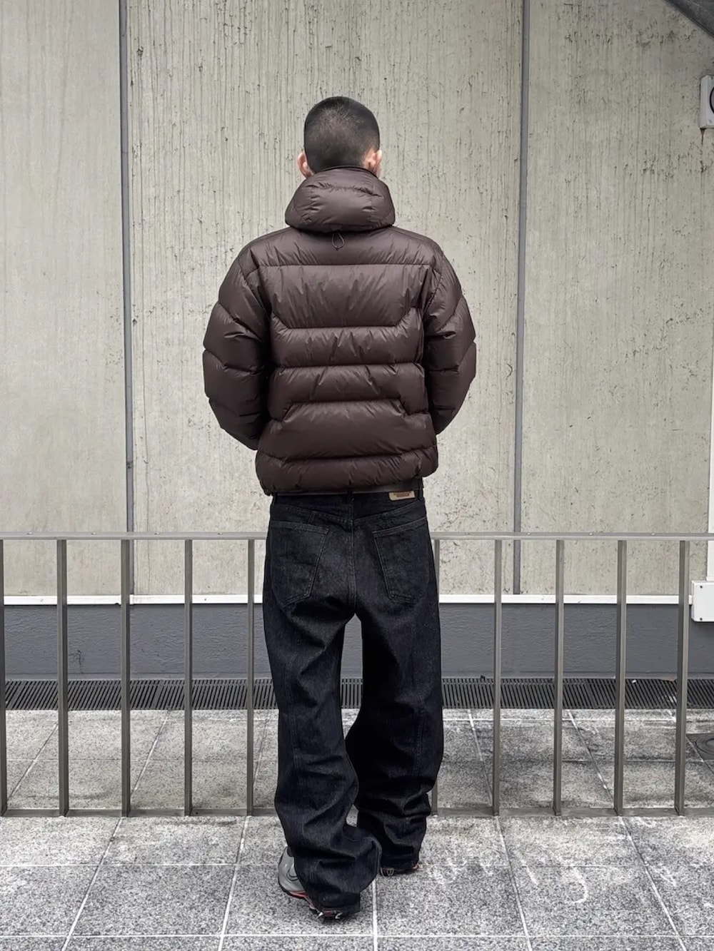 グリーン系のダウンジャケット/コート、ブラック系のデニムパンツを着用したメンズの冬コーディネートの4枚目の写真