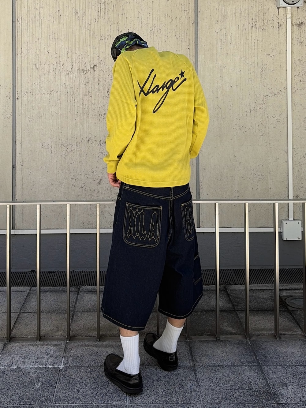 その他のTシャツ/カットソー、ブルー系のデニムパンツ、ブラック系のキャップを着用したメンズの夏コーディネートの4枚目の写真