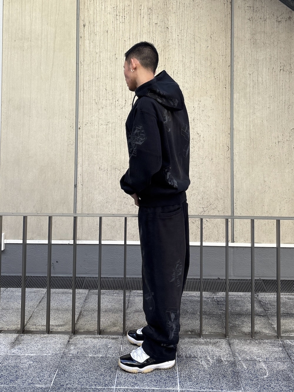 ブラック系のパーカー、ブラック系のスウェットパンツを着用したメンズの冬コーディネートの2枚目の写真