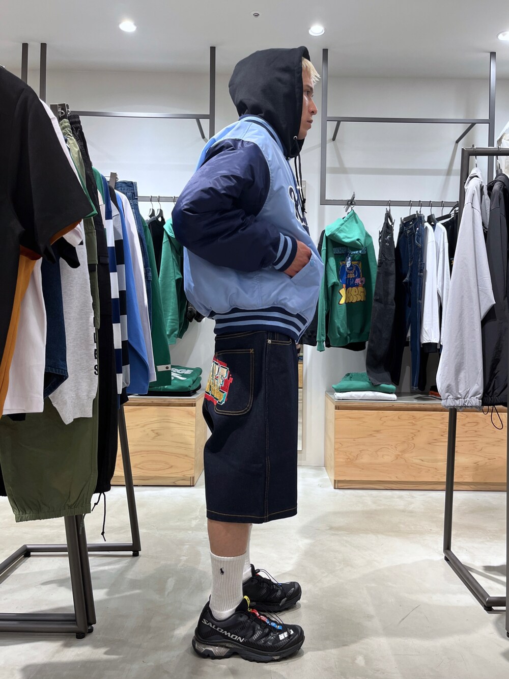 グレー系のスタジャンを着用したメンズの春コーディネートの2枚目の写真