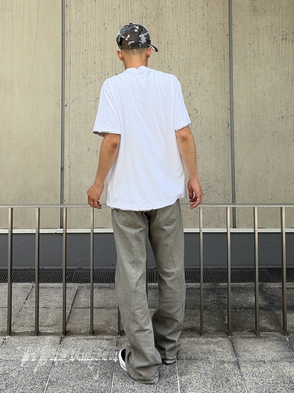 ブラック系のTシャツ/カットソー、グレー系のその他パンツ、その他のキャップを着用したメンズの夏コーディネートの5枚目の写真