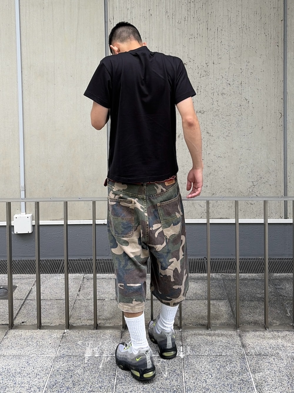 ピンク系のTシャツ/カットソー、その他のその他パンツを着用したメンズの夏コーディネートの4枚目の写真