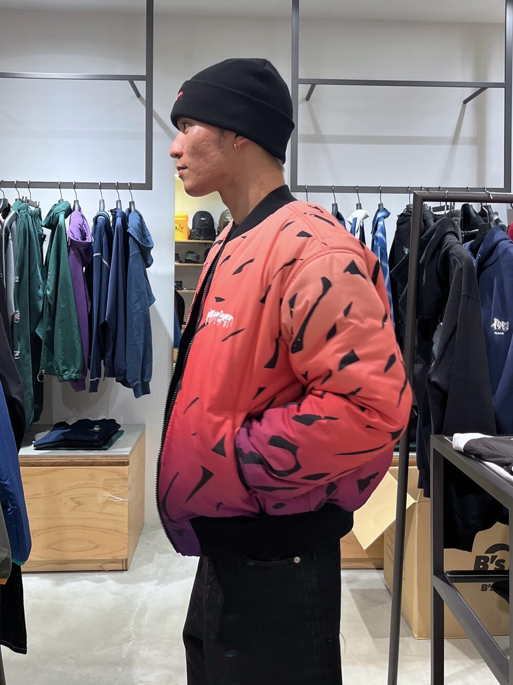 ブラック系のブルゾン、ブラック系のスウェット、ブラック系のデニムパンツを着用したメンズの秋コーディネートの9枚目の写真