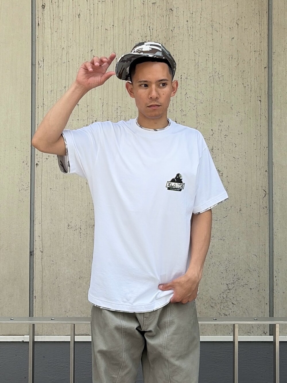 ブラック系のTシャツ/カットソー、グレー系のその他パンツ、その他のキャップを着用したメンズの夏コーディネートの6枚目の写真