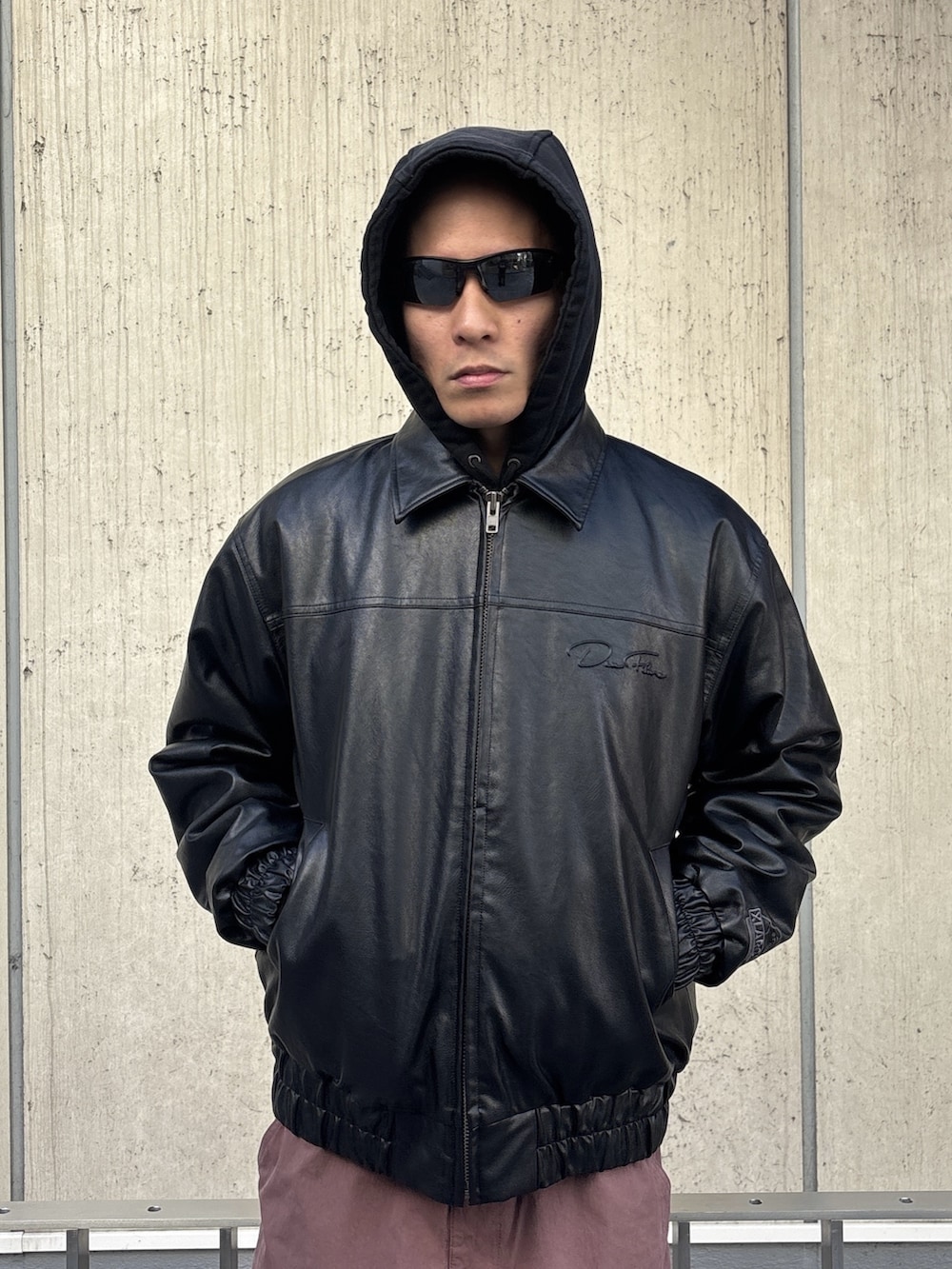 ブラック系のパーカー、ブラック系のその他アウター、ブラック系のカーゴパンツを着用したメンズの冬コーディネートの6枚目の写真