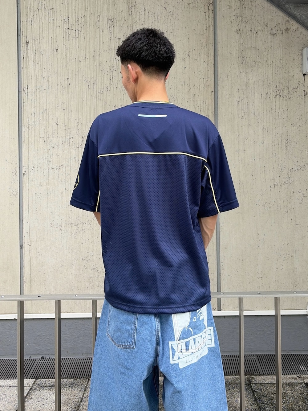ホワイト系のTシャツ/カットソー、ブルー系のデニムパンツを着用したメンズの夏コーディネートの7枚目の写真