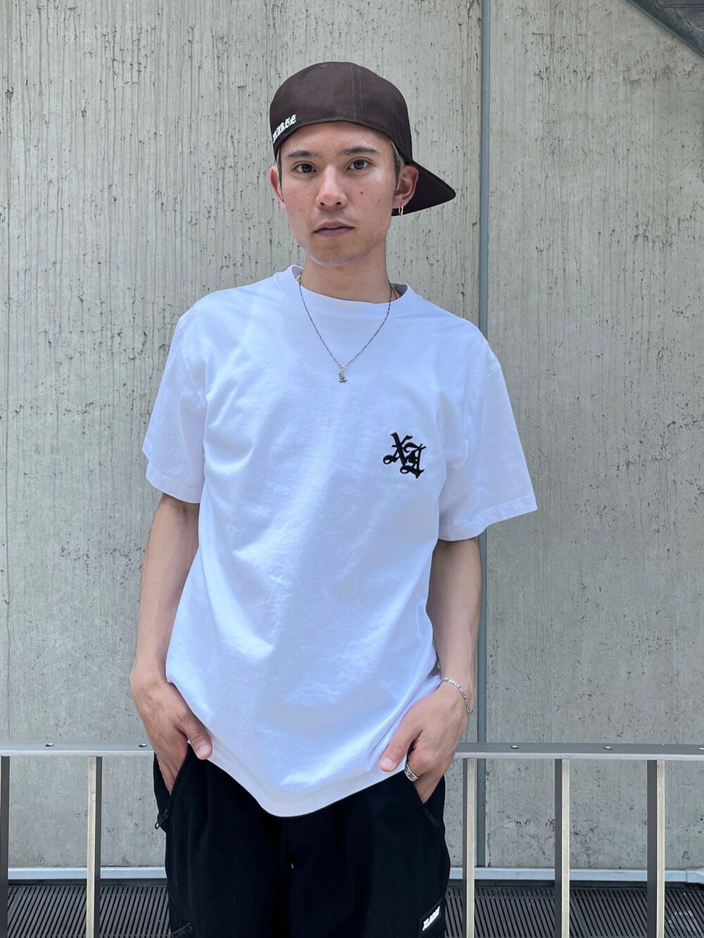 ブラック系のTシャツ/カットソー、ブラック系のその他パンツ、ブラック系のキャップを着用したメンズの夏コーディネートの4枚目の写真