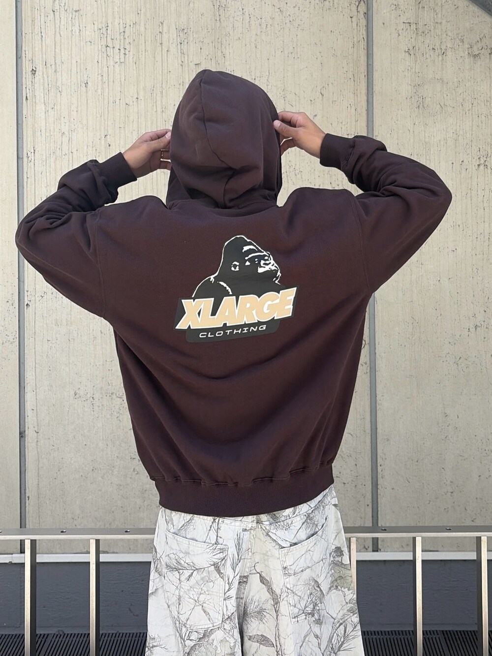 グレー系のパーカー、その他のその他パンツ、ブラック系のキャップを着用したメンズの夏コーディネートの9枚目の写真