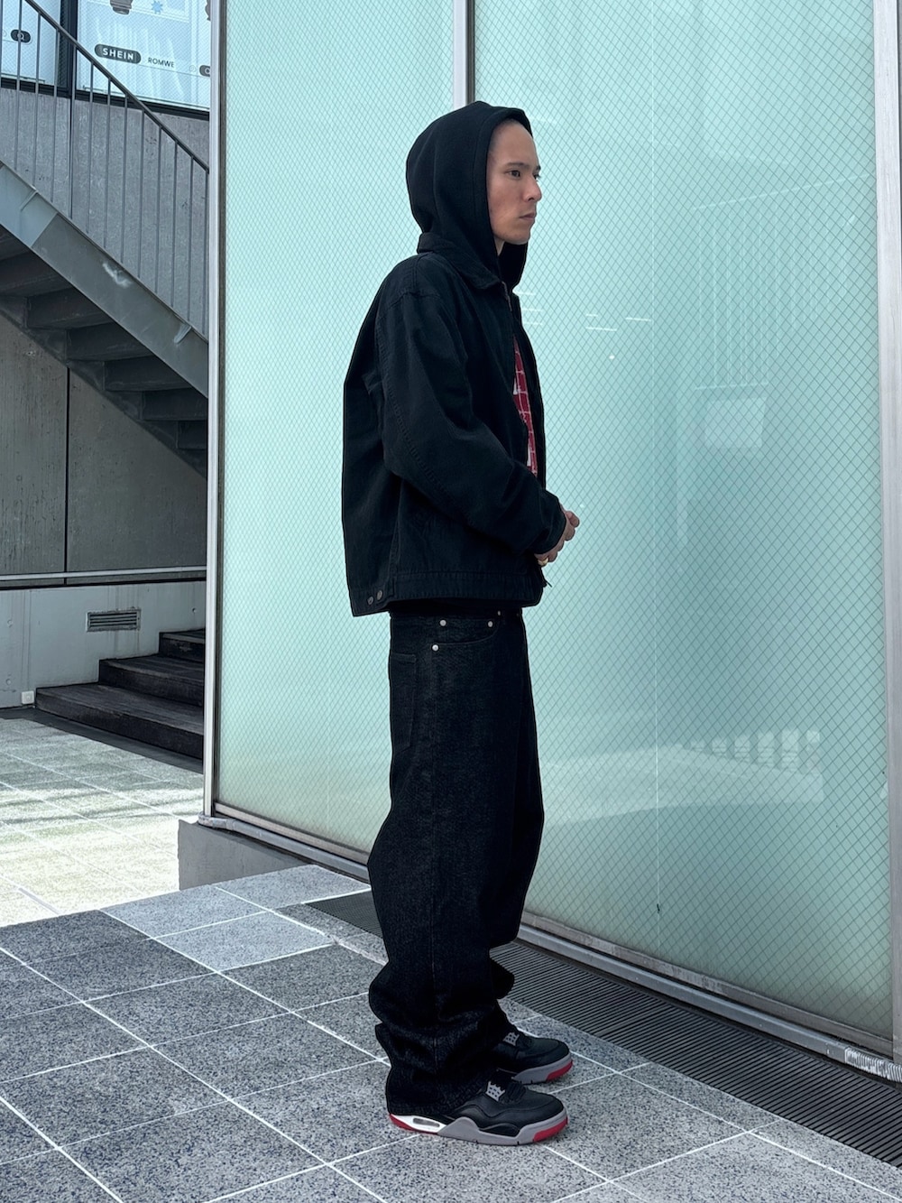 ブラック系のニット/セーター、ブラック系のデニムパンツ、ブラック系のその他アウターを着用したメンズの秋コーディネートの5枚目の写真