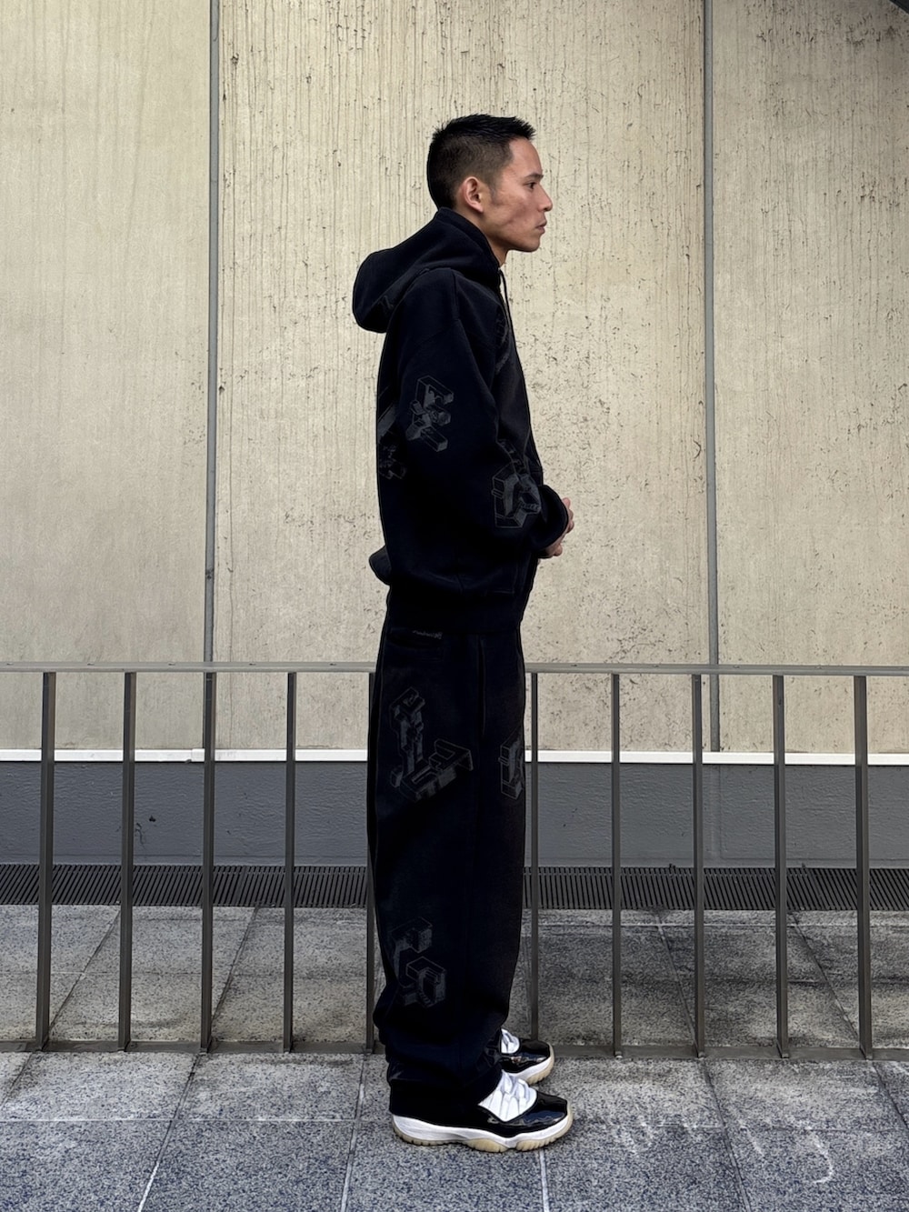 ブラック系のパーカー、ブラック系のスウェットパンツを着用したメンズの冬コーディネートの4枚目の写真