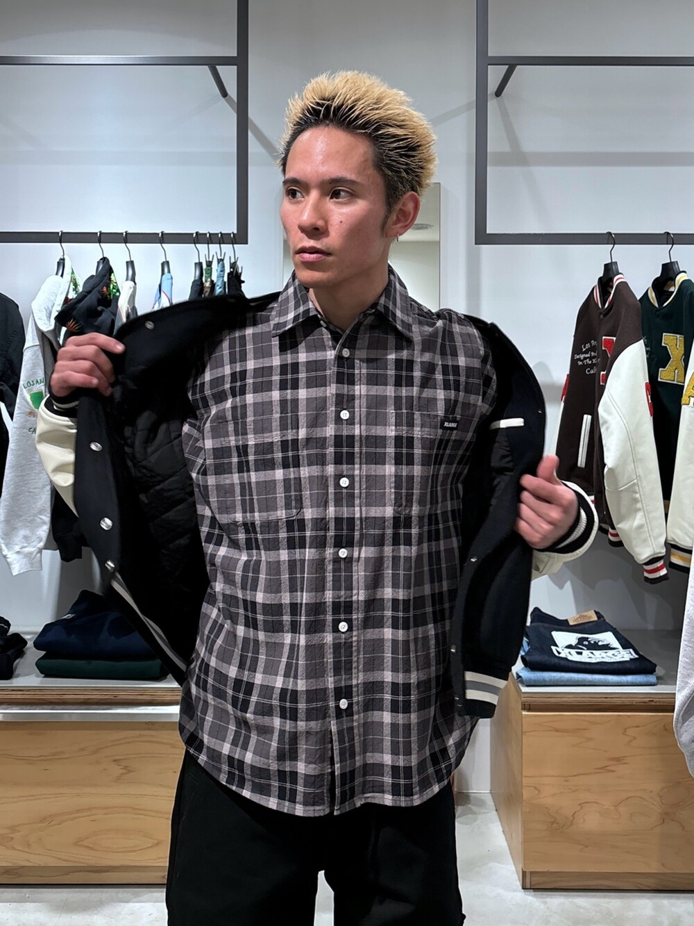 ブラック系のスタジャン、グレー系のシャツ/ブラウス、ブラック系のその他パンツを着用したメンズの冬コーディネートの6枚目の写真