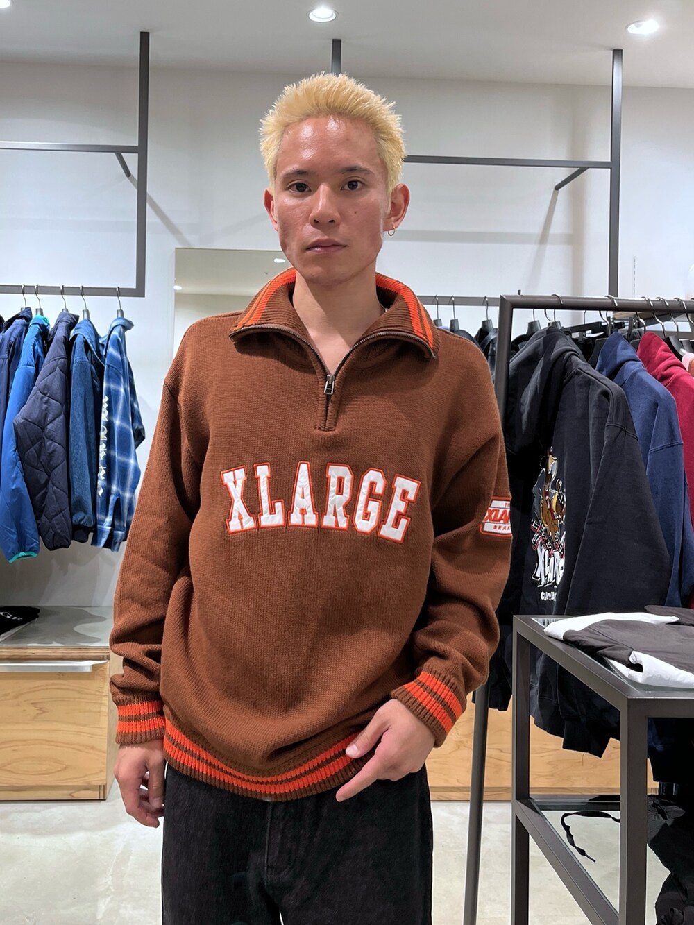 ブラック系のデニムパンツ、ブラウン系のニット/セーターを着用したメンズの秋コーディネートの6枚目の写真