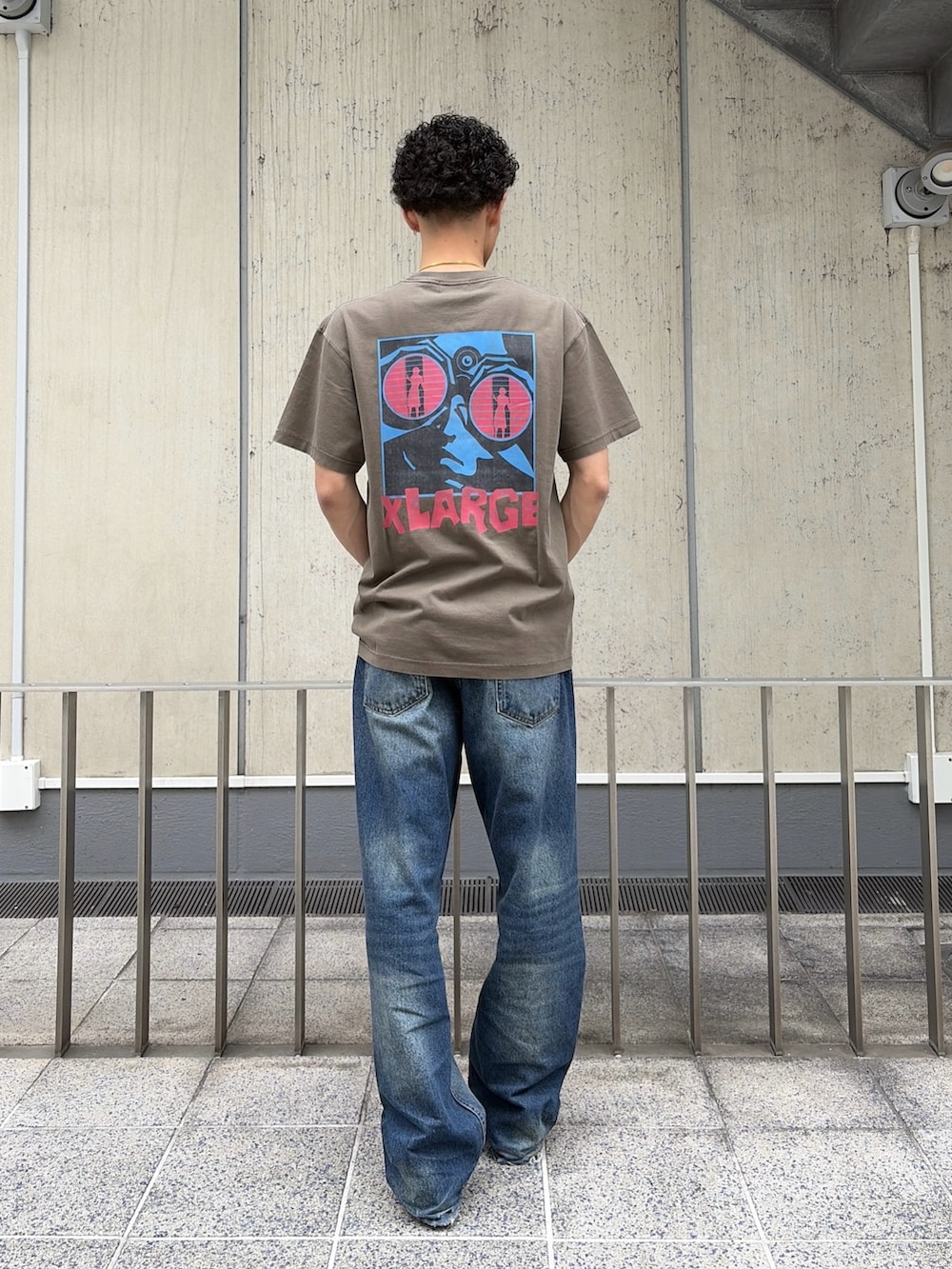 ブラウン系のTシャツ/カットソー、ブルー系のデニムパンツを着用したメンズの夏コーディネートの4枚目の写真