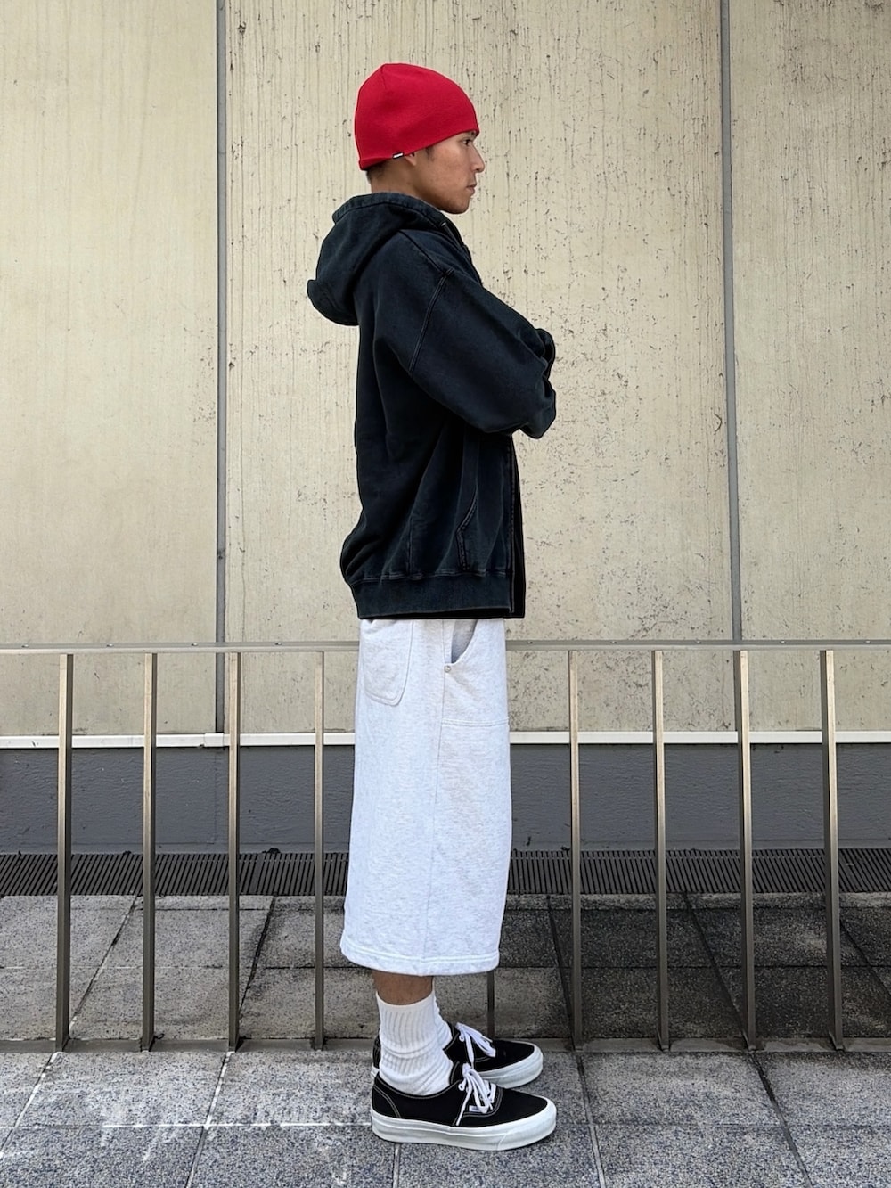 ブラック系のTシャツ/カットソー、ブラック系のパーカー、グレー系のスウェットパンツを着用したメンズの夏コーディネートの3枚目の写真