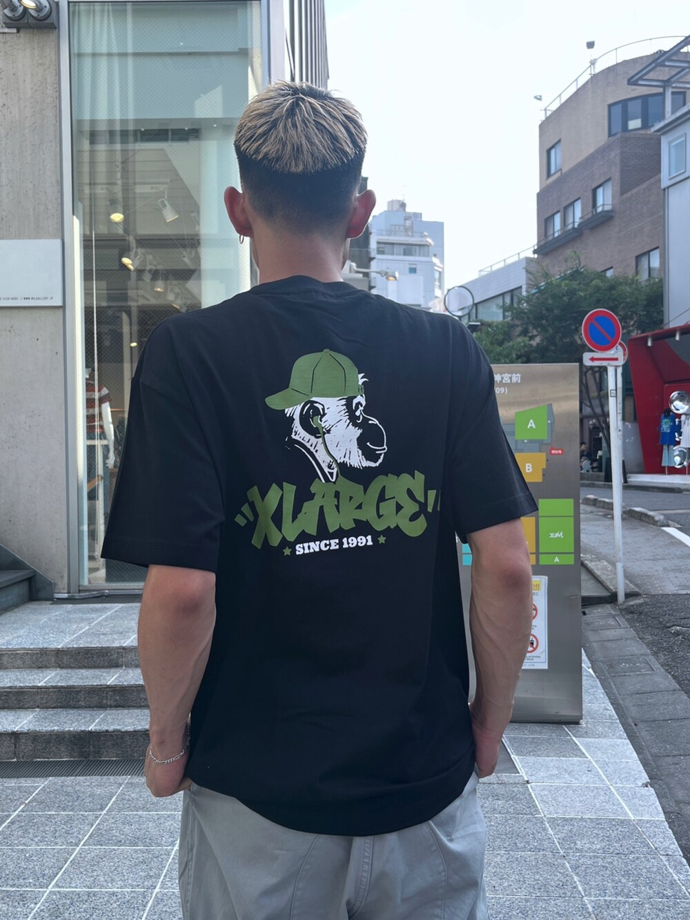 ブラック系のTシャツ/カットソー、グレー系のカーゴパンツを着用したメンズの夏コーディネートの5枚目の写真