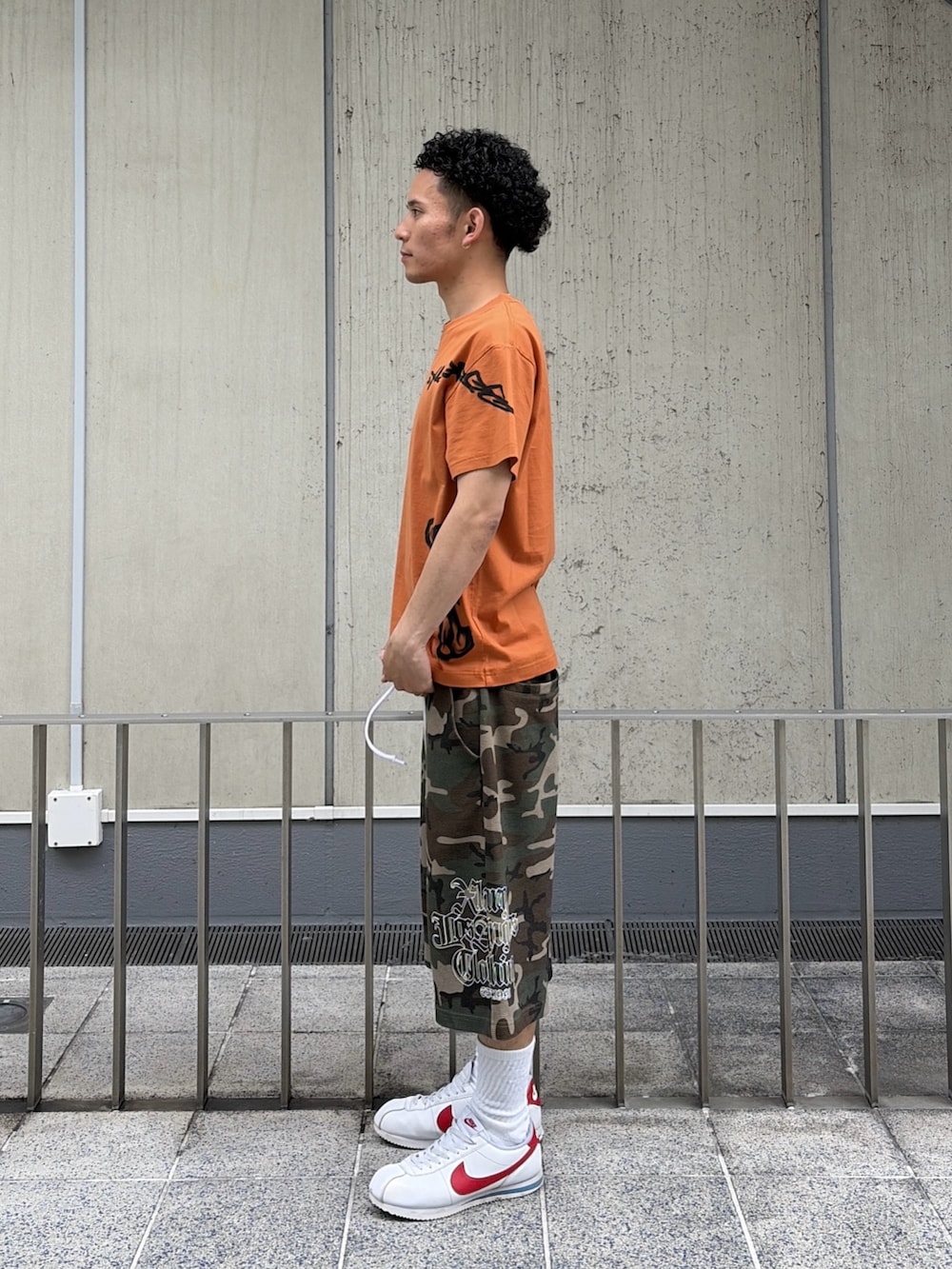 オレンジ系のTシャツ/カットソー、その他のその他パンツを着用したメンズの夏コーディネートの2枚目の写真