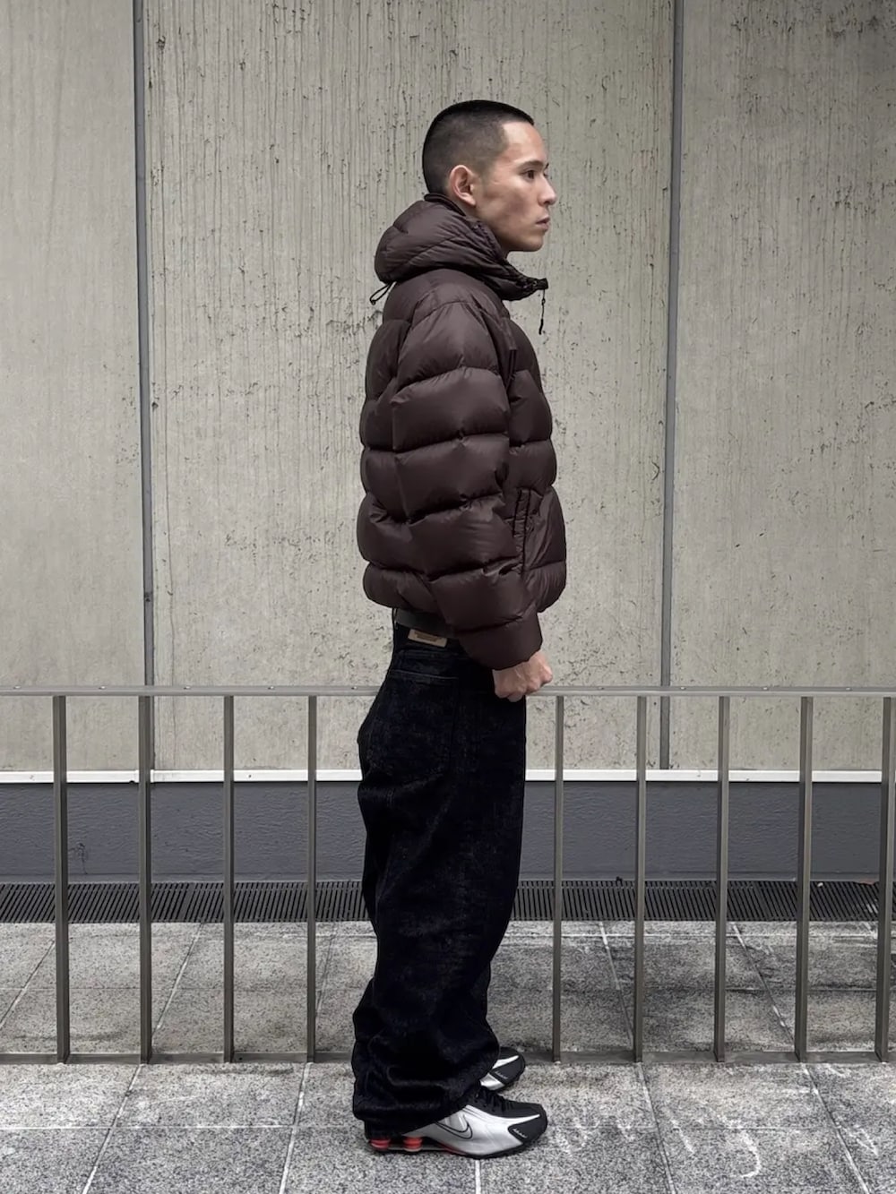 グリーン系のダウンジャケット/コート、ブラック系のデニムパンツを着用したメンズの冬コーディネートの3枚目の写真