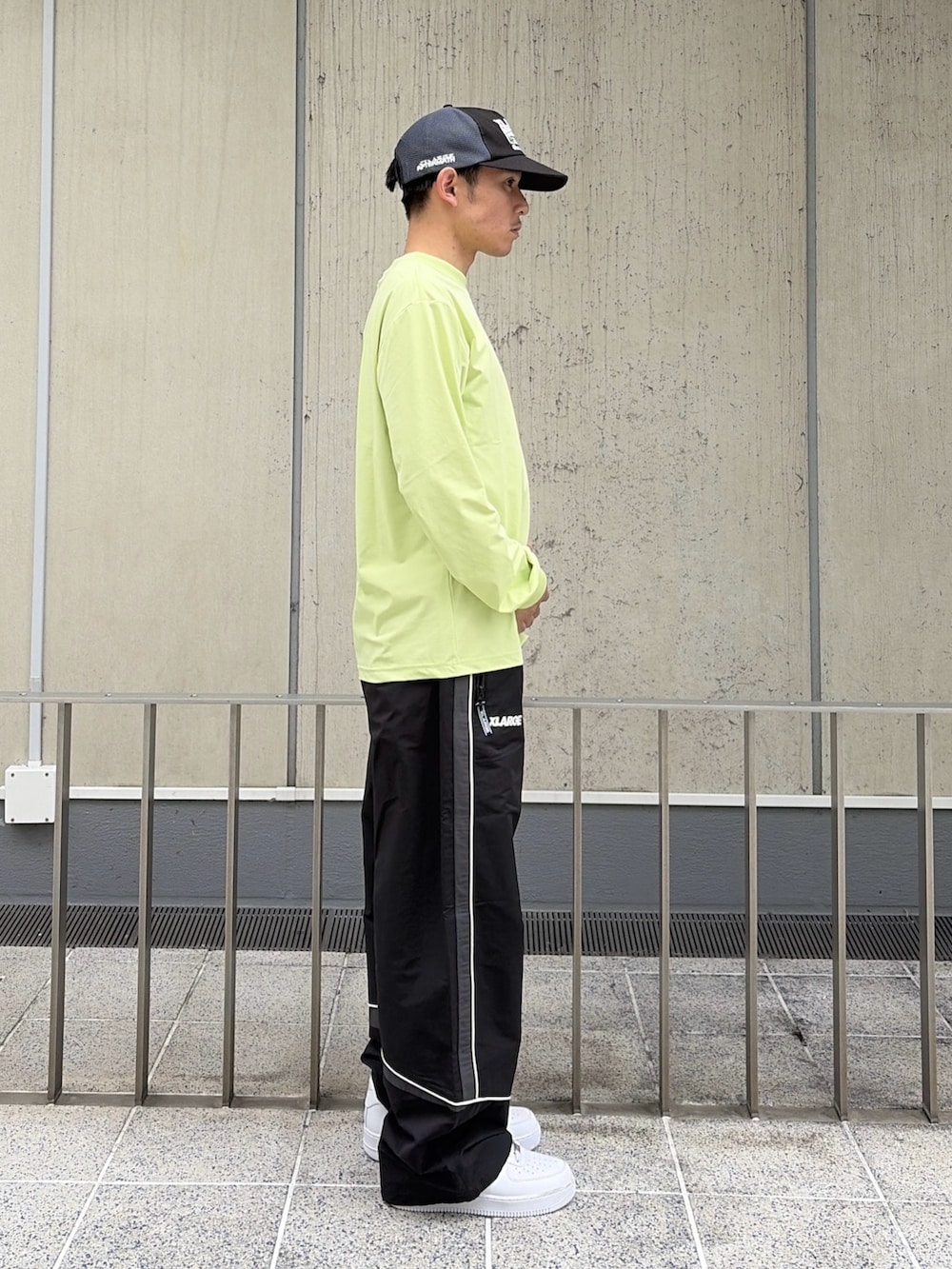 グリーン系のTシャツ/カットソー、ブラック系のその他パンツ、ブラック系のキャップを着用したメンズの春コーディネートの4枚目の写真