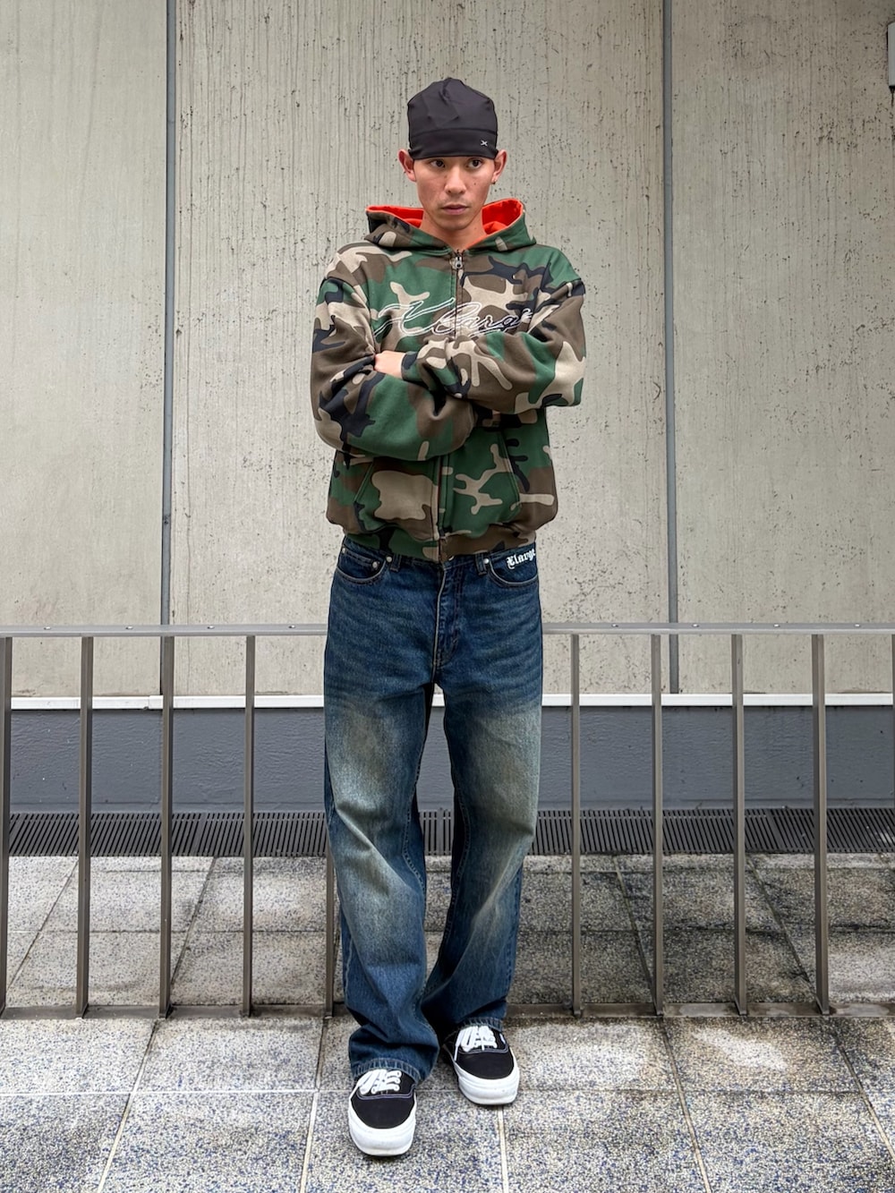 オレンジ系のパーカー、ブルー系のデニムパンツ、その他のニットキャップ/ビーニーを着用したメンズの秋コーディネートの2枚目の写真