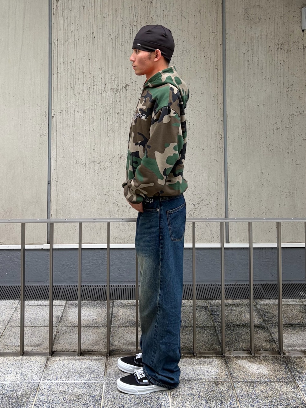 オレンジ系のパーカー、ブルー系のデニムパンツ、その他のニットキャップ/ビーニーを着用したメンズの秋コーディネートの3枚目の写真