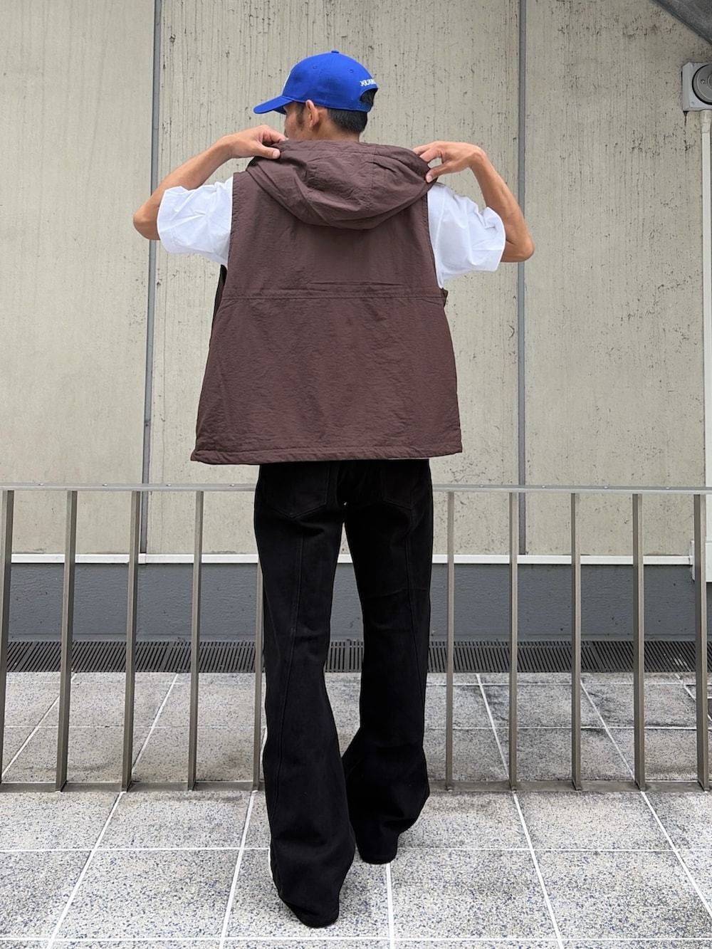 ブラック系のベスト、ホワイト系のTシャツ/カットソー、グレー系のその他パンツを着用したメンズの夏コーディネートの4枚目の写真