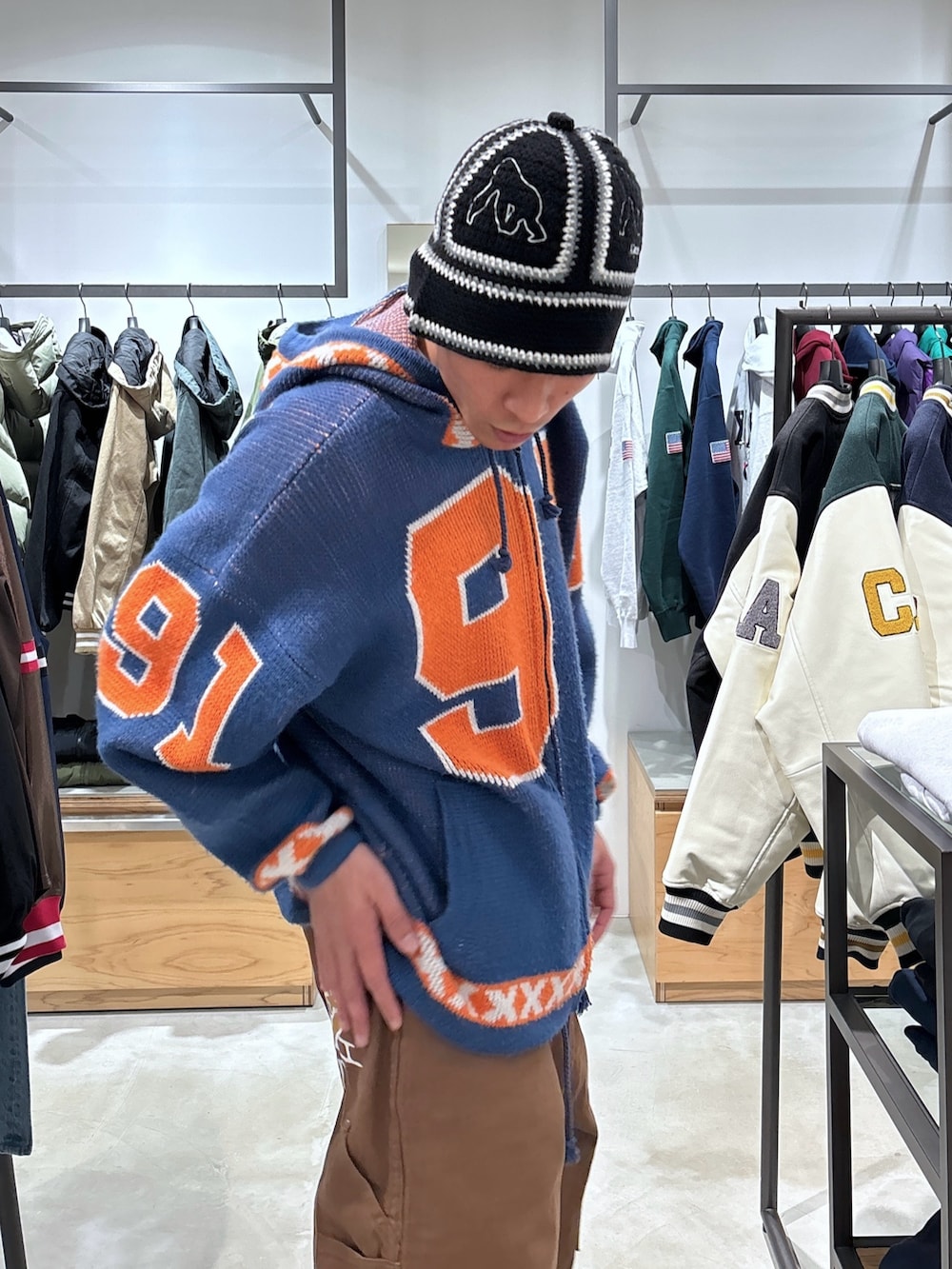 ブルー系のニット/セーター、ブラウン系のその他パンツを着用したメンズの冬コーディネートの6枚目の写真