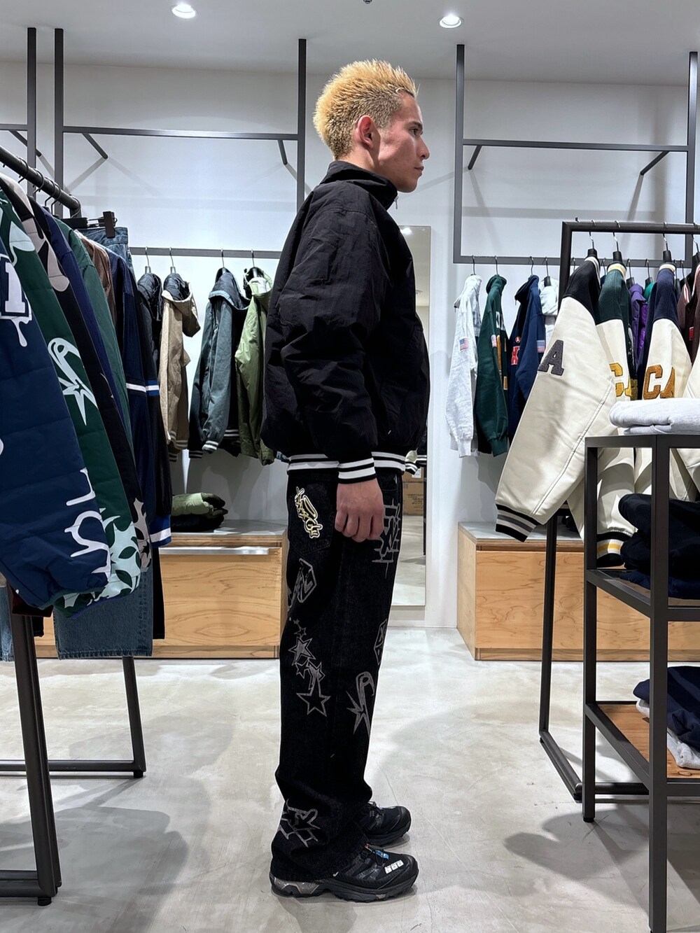 ブラック系のブルゾン、ブラック系のデニムパンツを着用したメンズの冬コーディネートの5枚目の写真