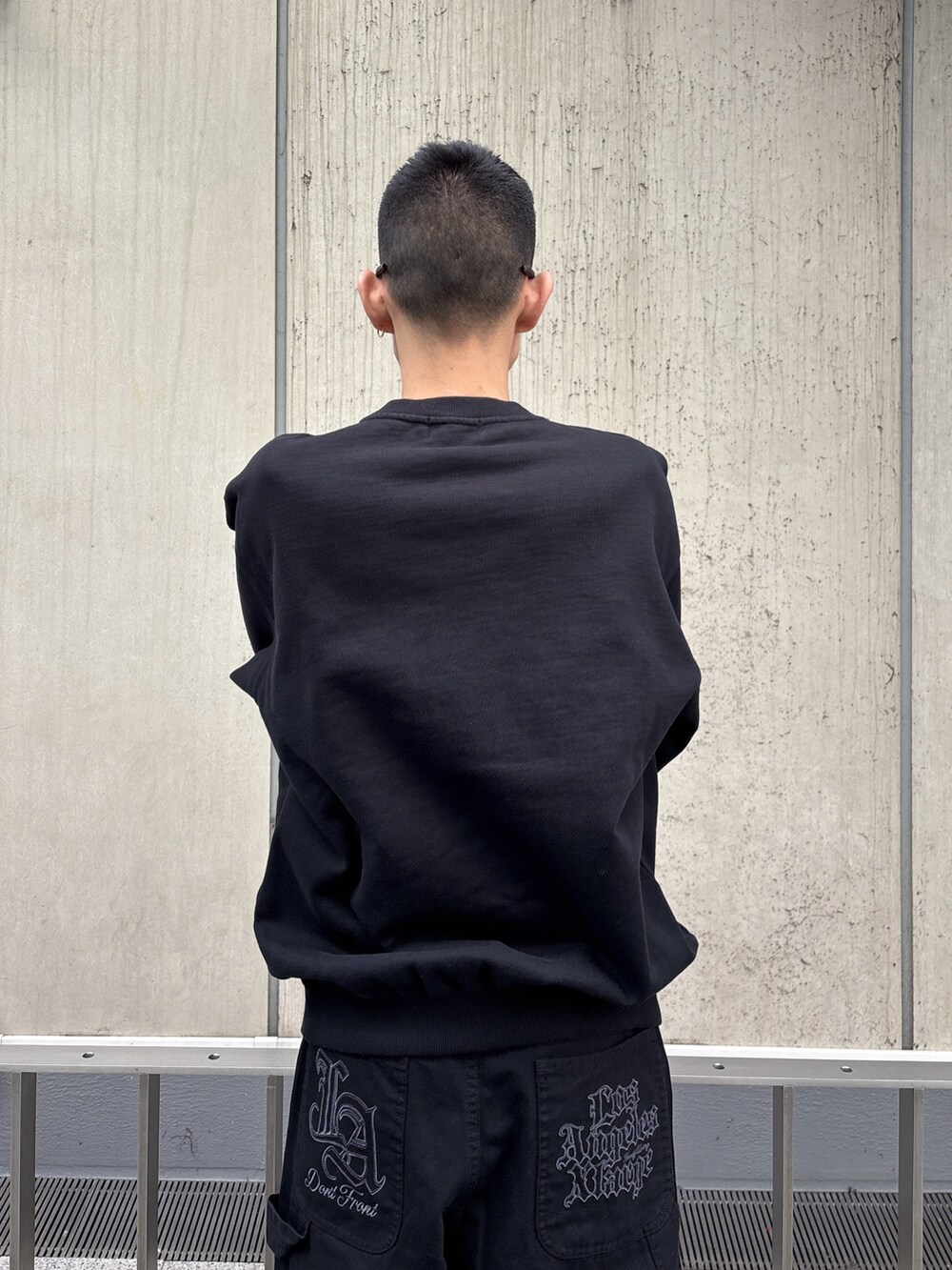 ブラック系のスウェット、ブラック系のその他パンツを着用したメンズの冬コーディネートの6枚目の写真