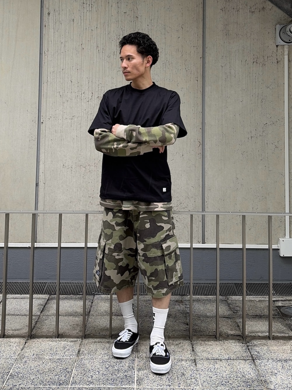 その他のカーゴパンツ、ホワイト系のTシャツ/カットソー、その他のTシャツ/カットソーを着用したメンズの春コーディネートの2枚目の写真