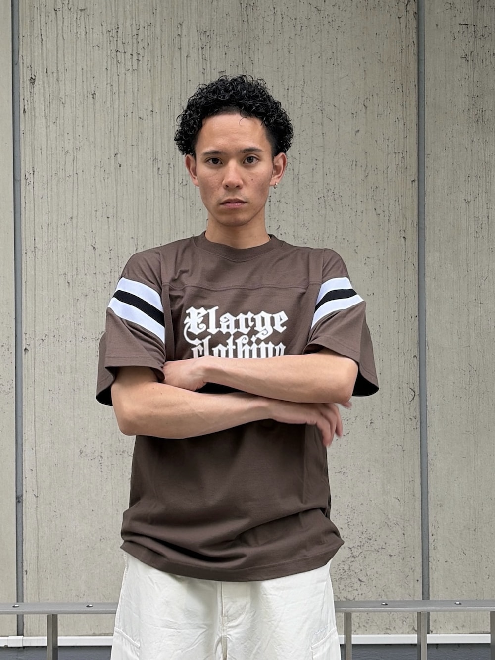 ブラウン系のTシャツ/カットソー、ホワイト系のカーゴパンツを着用したメンズの夏コーディネートの5枚目の写真