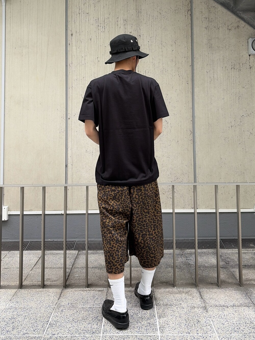 ブラック系のTシャツ/カットソー、ブラック系のその他パンツ、ブラック系のハットを着用したメンズの春コーディネートの4枚目の写真