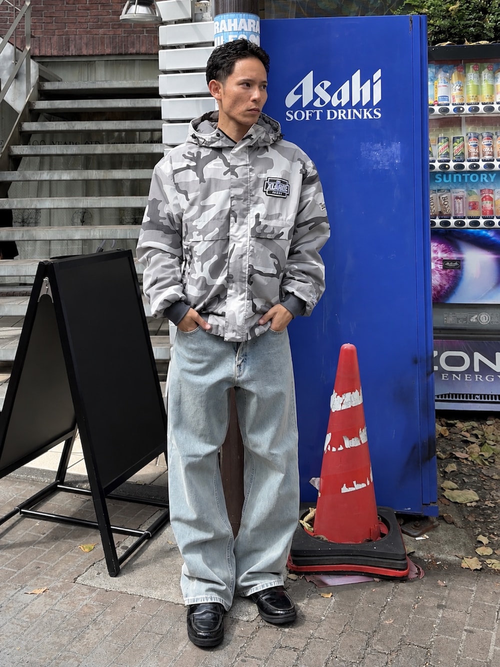 その他のブルゾン、ブルー系のデニムパンツを着用したメンズの秋コーディネートの3枚目の写真