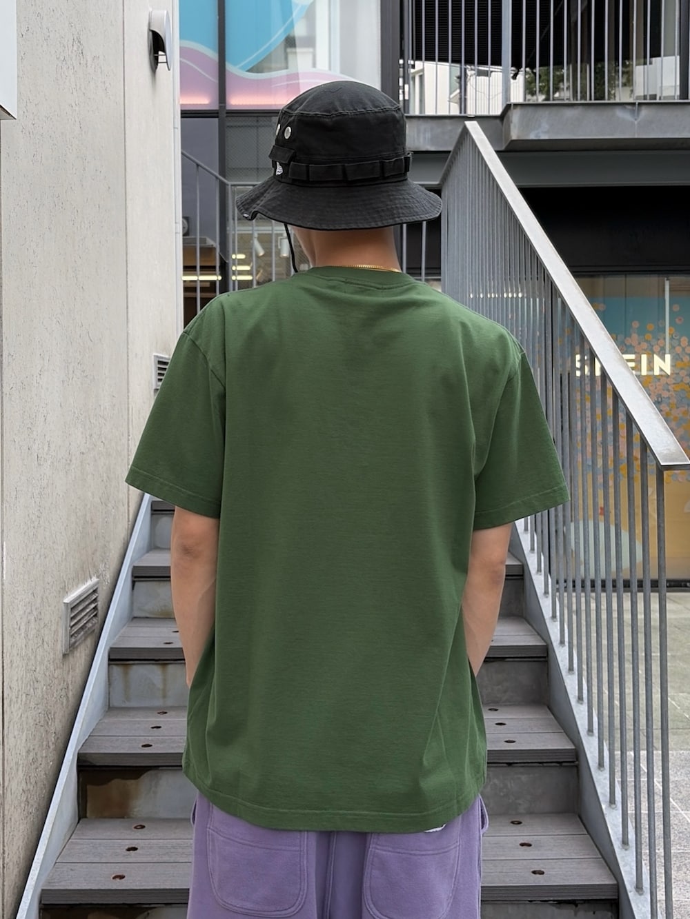 ブラック系のTシャツ/カットソー、グレー系のスウェットパンツ、ブラック系のハットを着用したメンズの夏コーディネートの6枚目の写真
