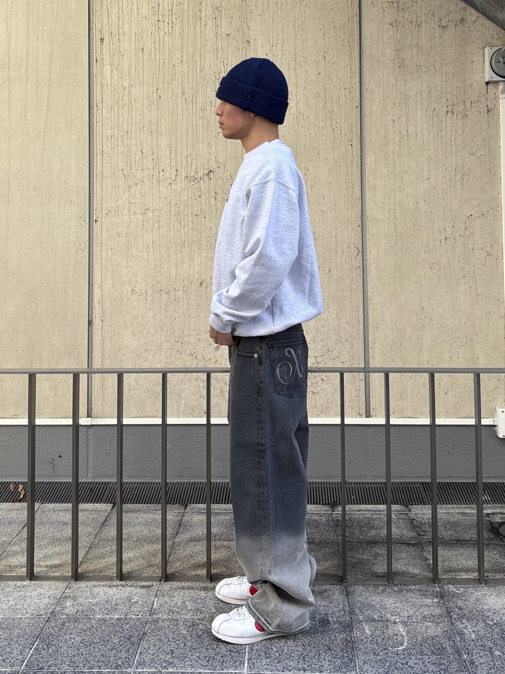 グレー系のスウェット、ブルー系のデニムパンツ、ブルー系のニットキャップ/ビーニーを着用したメンズの冬コーディネートの2枚目の写真