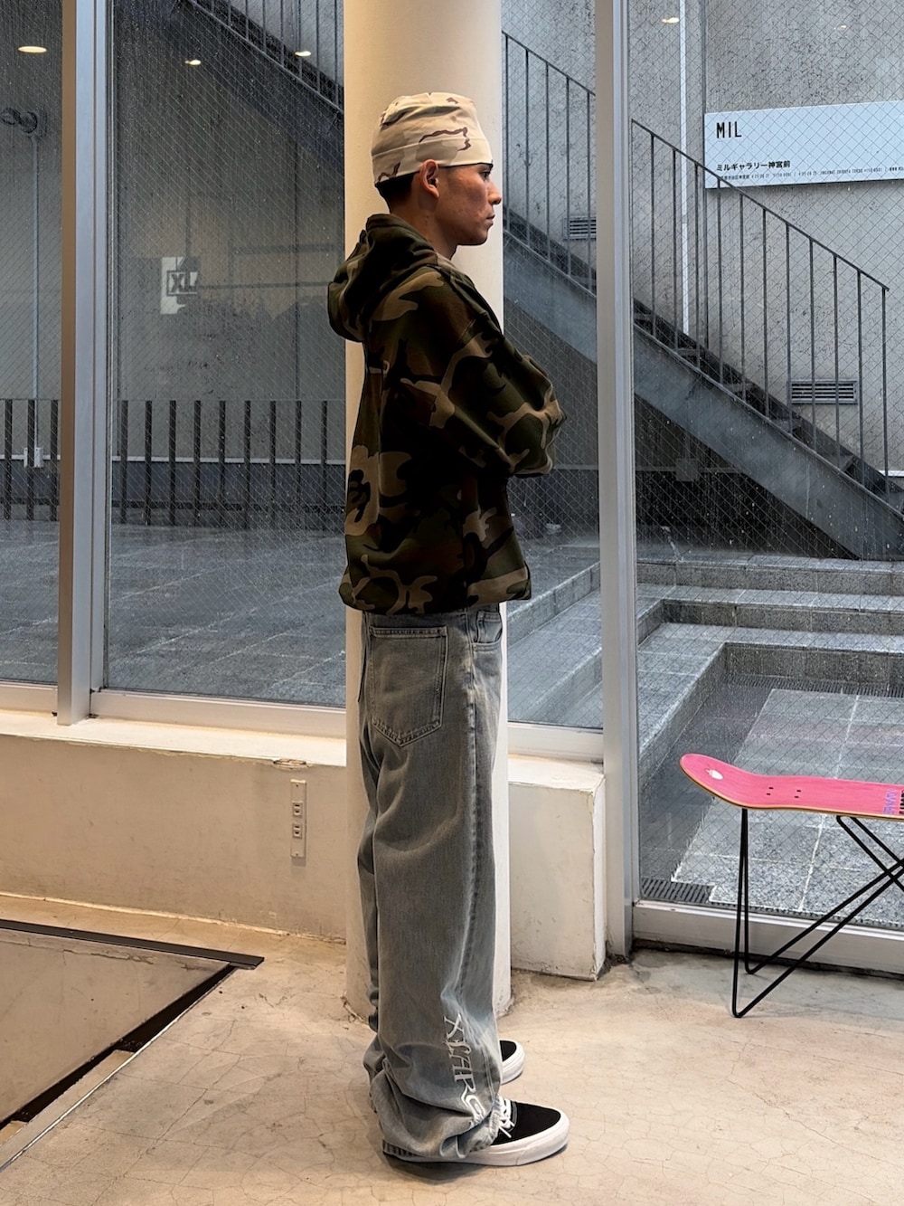 その他のパーカー、ブルー系のデニムパンツ、その他のニットキャップ/ビーニーを着用したメンズの秋コーディネートの3枚目の写真