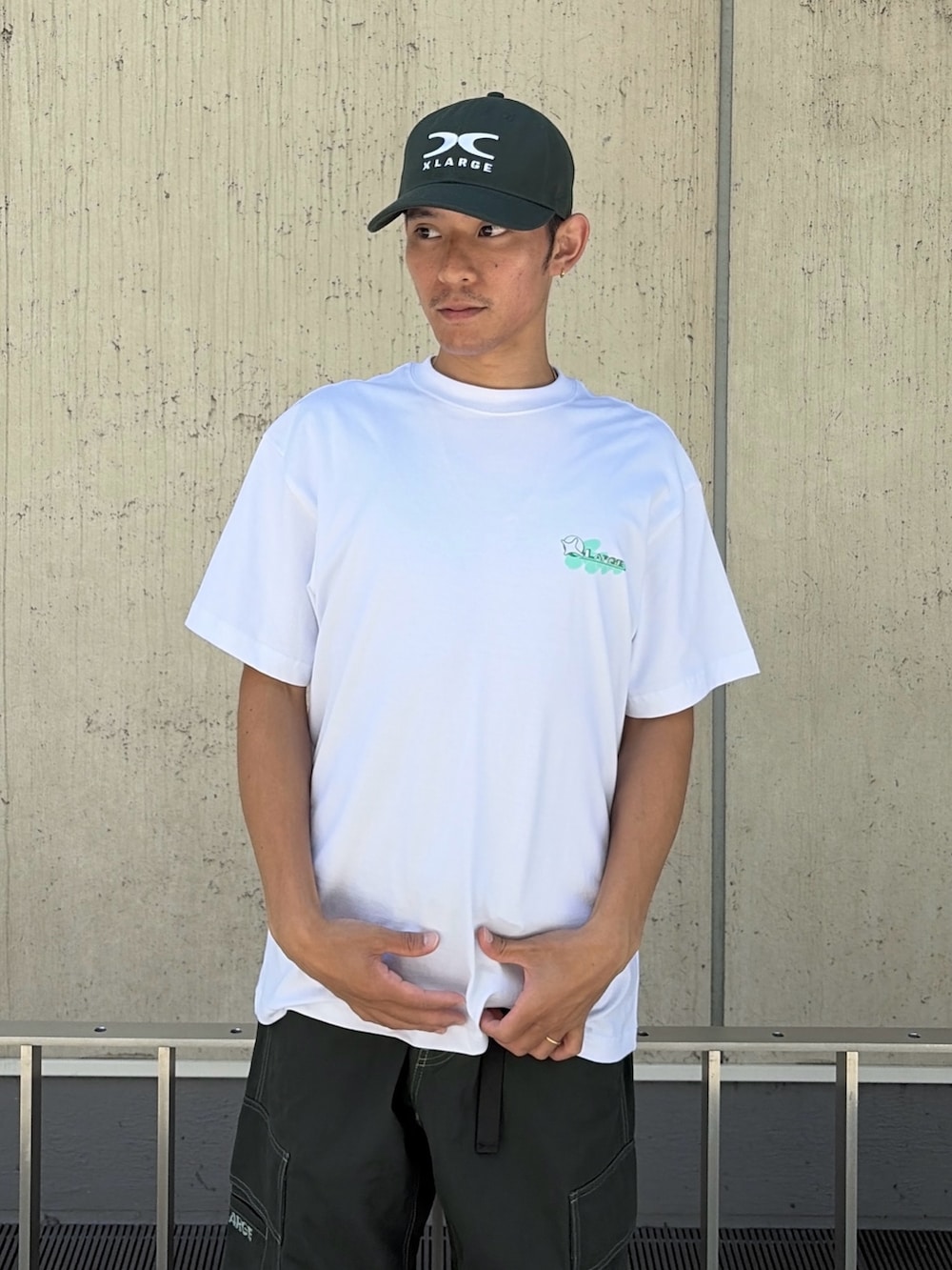 ブラック系のパーカー、グリーン系のカーゴパンツ、グリーン系のキャップを着用したメンズの夏コーディネートの10枚目の写真