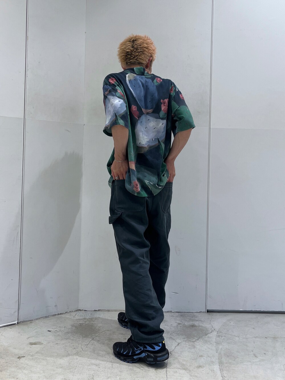 ベージュ系のシャツ/ブラウス、ブラック系のその他パンツを着用したメンズの夏コーディネートの3枚目の写真